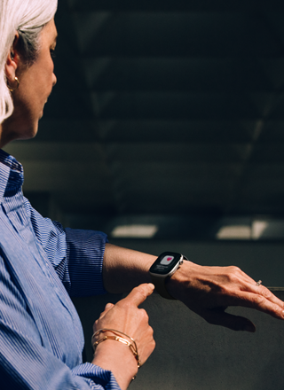 Une personne lit une alerte d’hypertension sur son Apple Watch Series 11