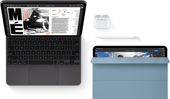 iPad Pro fixé au Magic Keyboard, face avant, noir sidéral, angles arrondis, cadre noir de l’écran, ouvert, écran affichant une app de modification d’articles avec du texte et la photo d’une femme en train de jouer de la musique, AirPods 4 dans leur boîtier ouvert, Smart Folio bleu sur iPad Pro avec Apple Pencil Pro posé sur l’appareil, couverture légèrement ouverte laissant apparaître l’écran